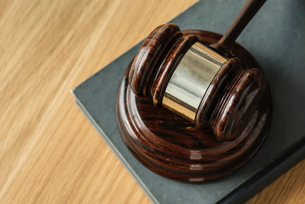 A picture of the gavel and the wooden block